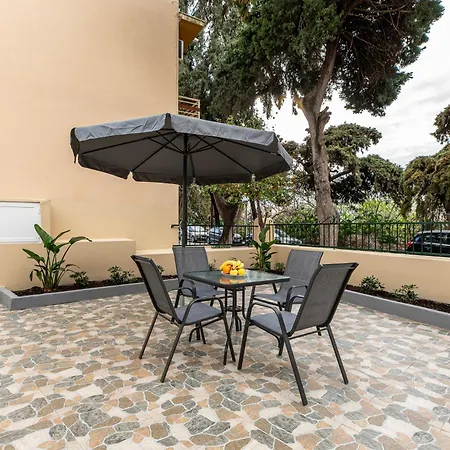 Apartmán Elena's Chill Garden - Near Port, Centre *